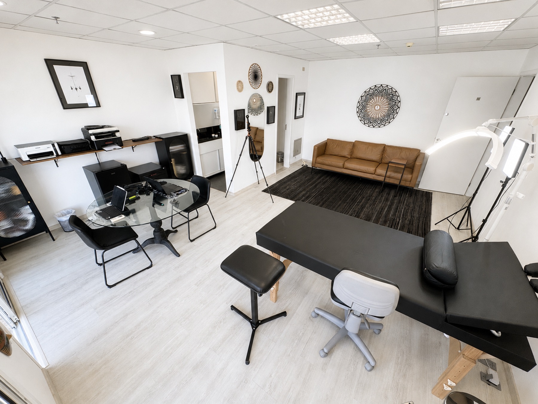 Sala de tatuagem do Estúdio M.Capocci — maca profissional e estação de trabalho