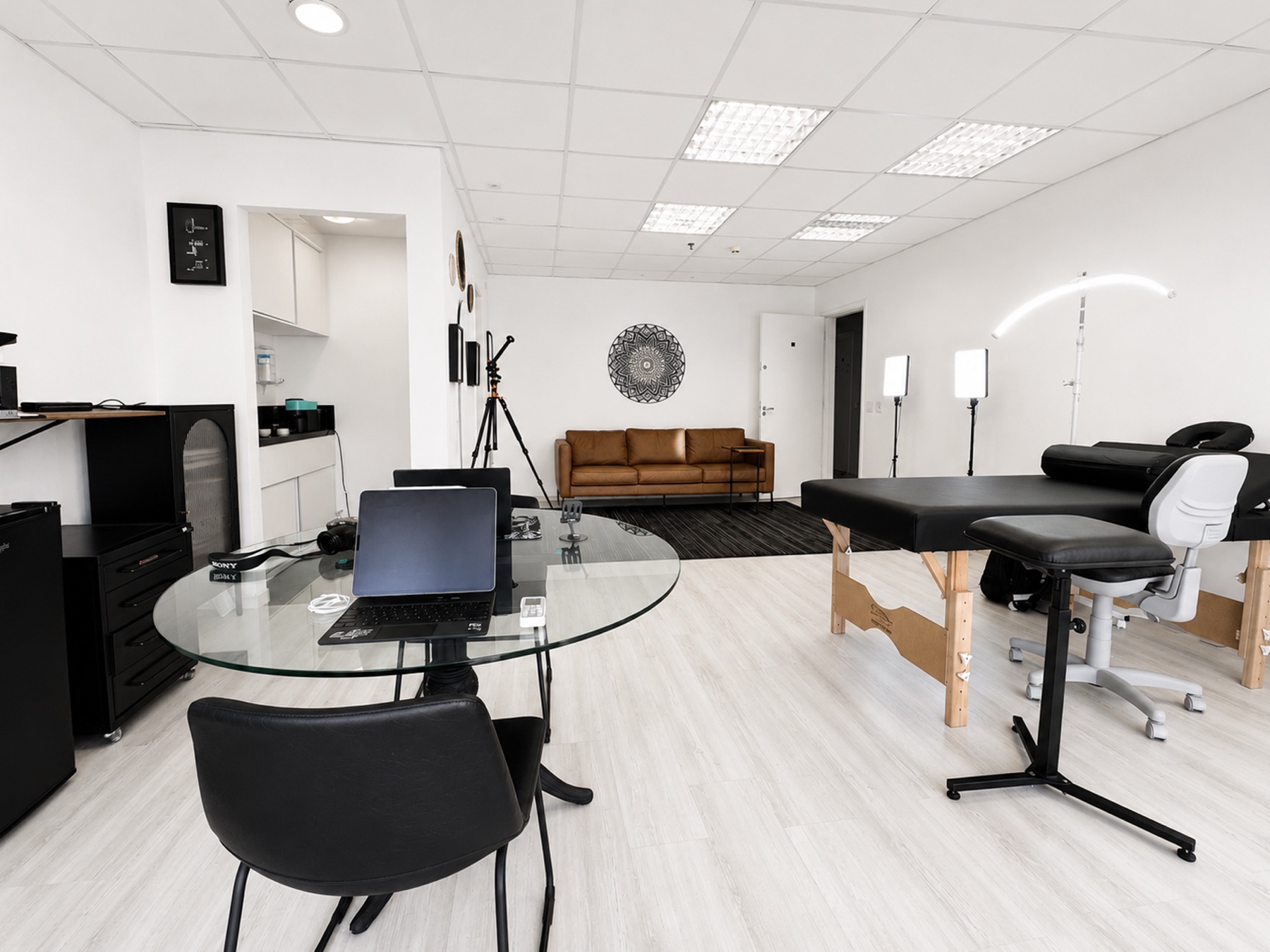 Sala de tatuagem do Estúdio M.Capocci — vista do ambiente com sofá e mesa de trabalho