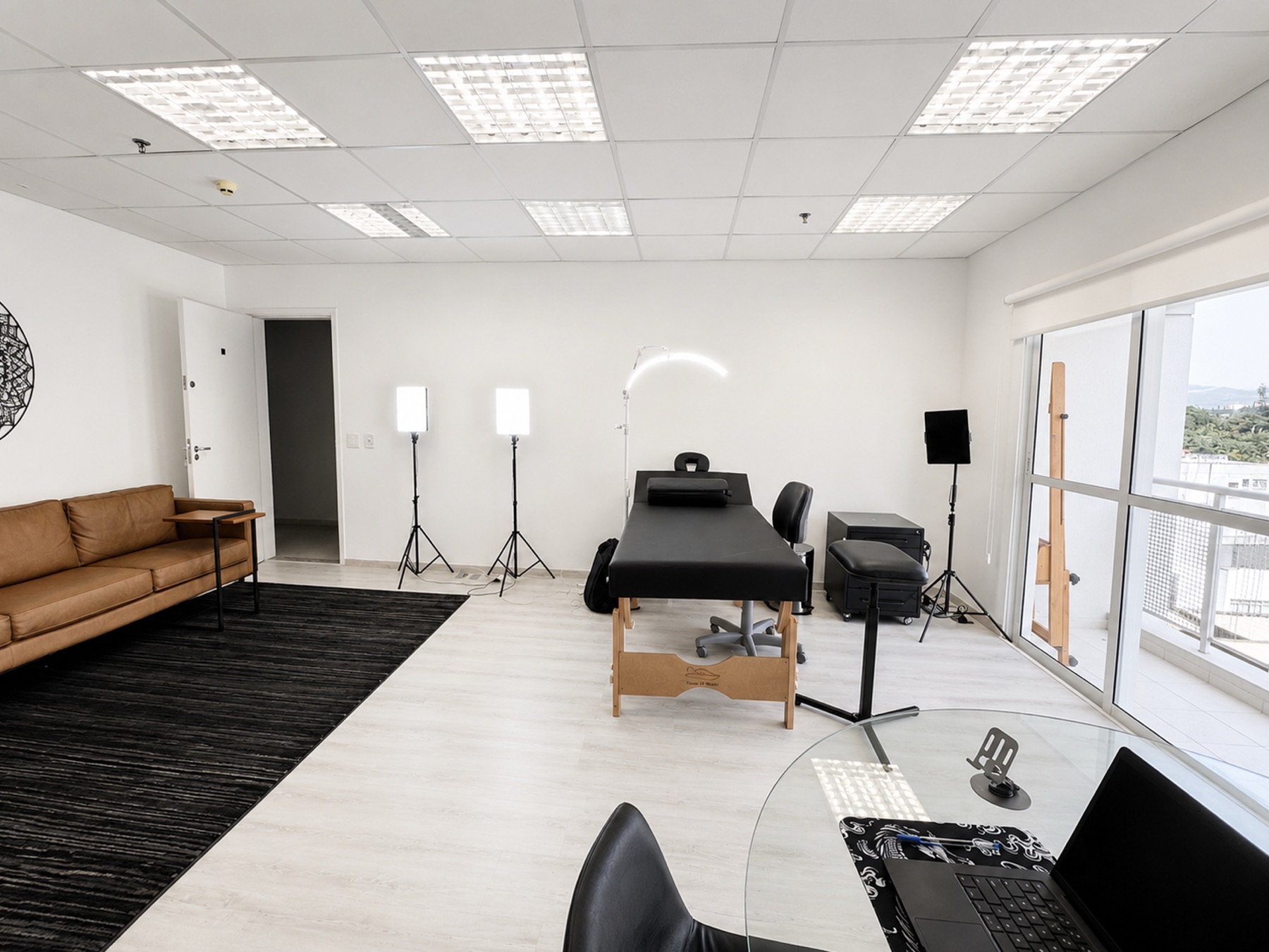 Sala de tatuagem do Estúdio M.Capocci — vista com janela e luz natural