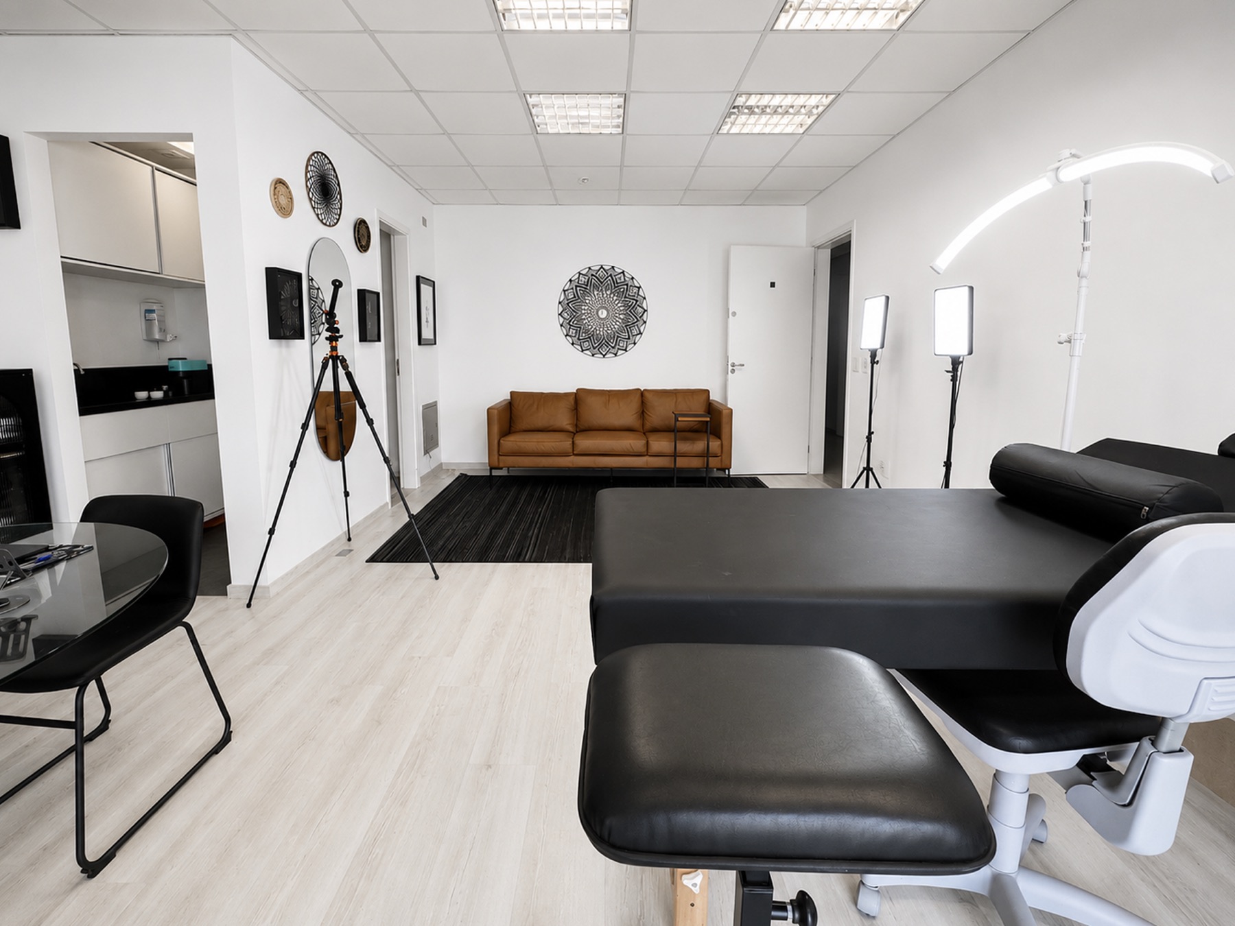 Sala de tatuagem do Estúdio M.Capocci — equipamentos de iluminação e maca