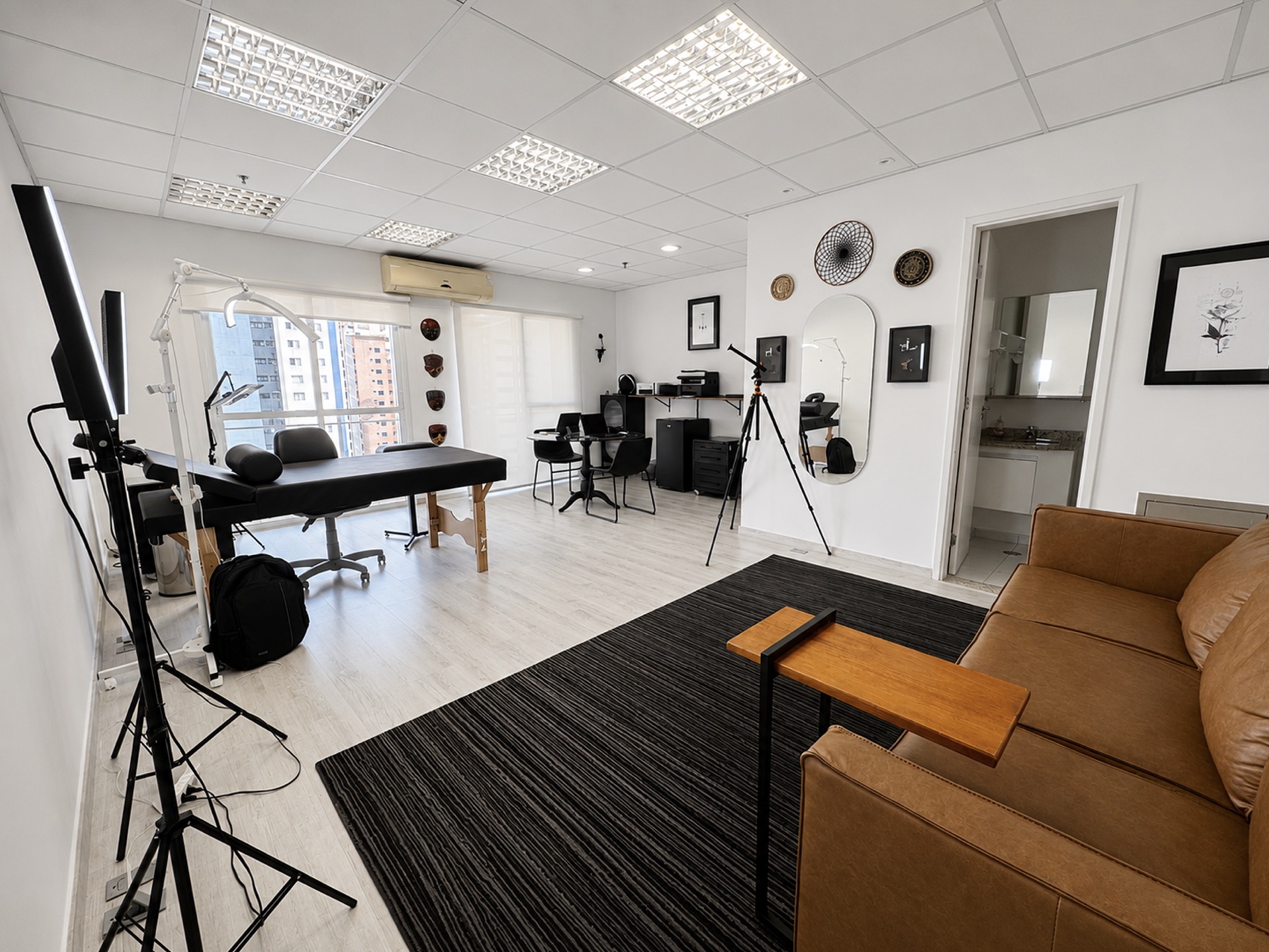 Sala de tatuagem do Estúdio M.Capocci — ambiente completo, com ar-condicionado e banheiro anexo