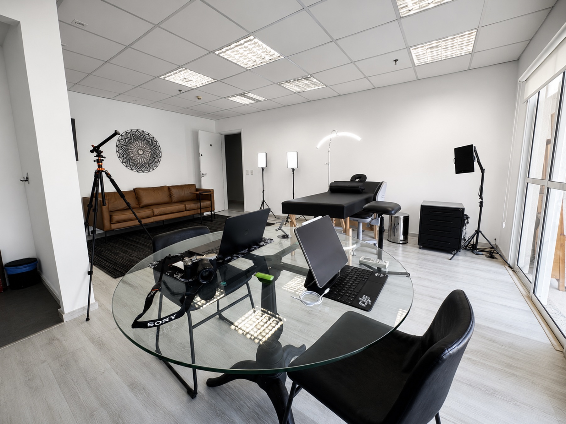 Sala de tatuagem do Estúdio M.Capocci — mesa de trabalho e área de descanso